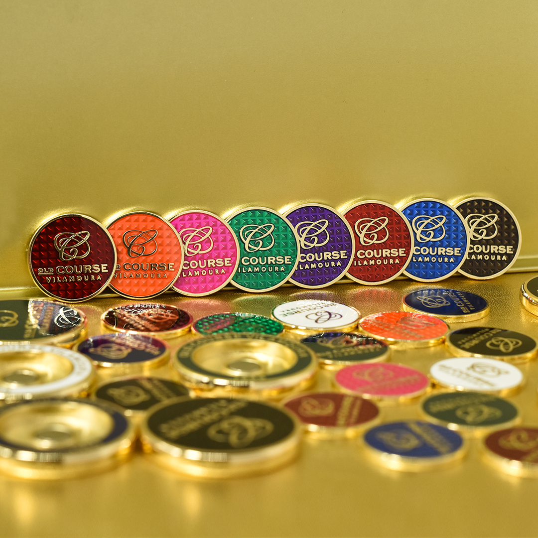 Fila de ballmarkers colores Old Course